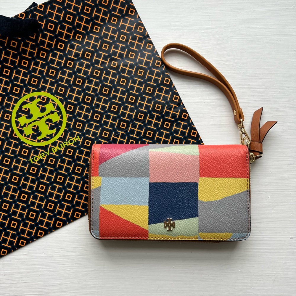 🌟Rare Tory Burch, geometric print zipper wallet.